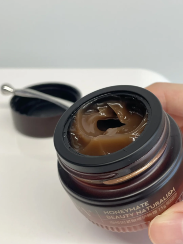 Under-eyes look lighter 53ce08ccc548334722f6d32e8838ba5f